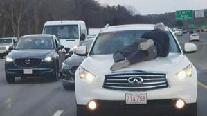 [월드리포트] SUV에 남성 매달고 위험천만 질주&hellip;아찔한 보복운전