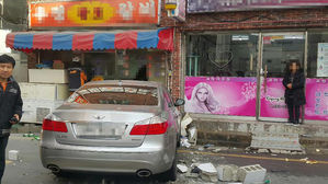 "브레이크 착각" 주차장 담벼락 뚫고 음식점 돌진&hellip;3명 부상