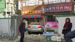 "브레이크 착각" 주차장 담벼락 뚫고 음식점 돌진&hellip;3명 부상