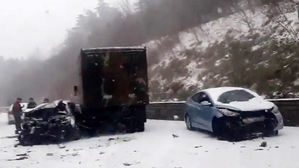 동해고속도로서 차량 7∼8대 눈길 사고&hellip;5명 다쳐