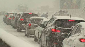 '난데없는 폭설' 350명 한때 고립, 정전에 교통사고까지