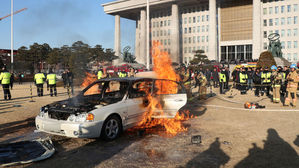 국회 앞 잔디밭서 분신 추정 차량 화재…운전자 전신 3도 화상