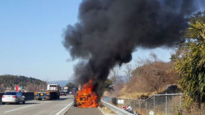 고속도로 달리던 BMW 차량서 불…인명피해 없어
