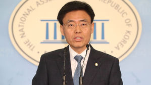 美 가이드 "최교일 스트립바 갔다"&hellip;崔 "가이드 與 조직특보 출신"