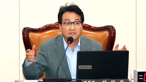 안민석 "최교일 사과하라&hellip;스트립바 의혹 제보자와 모르는 사이"