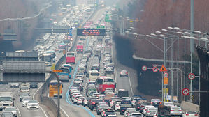 전국 주요 고속도로 서서히 정체 해소&hellip;부산까지 4시간 50분