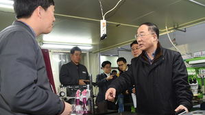 홍남기 부총리, 인천 남동공단 방문 "수출활력 회복방안 마련 중"