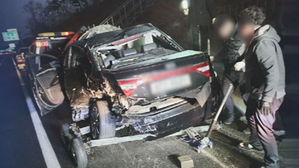 도로 위 널브러진 사고 잔해들&hellip;곳곳서 차량 연쇄 추돌