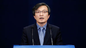 靑 "문 대통령 '트럼프 노벨상 자격 충분' 생각&hellip;평화 지대한 공"