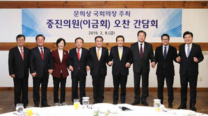 여야 중진, 문 의장 방미 앞두고 오찬…"뜻깊은 방미 기원"