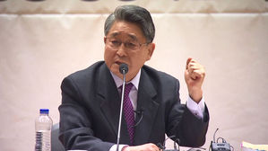 국회 온 지만원, '거짓 판명' 5·18 北 개입설 되풀이…비난 봇물