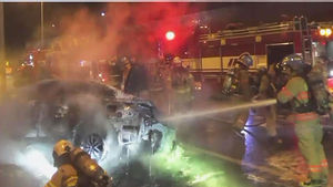 중앙분리대 들이받은 차량 전소&hellip;운전자 의식 없어