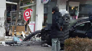 대낮 음주운전 차량 약국 돌진&hellip;인명피해 없어