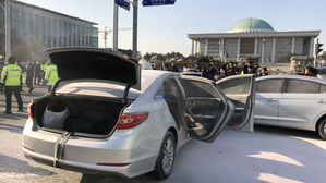 국회 앞에서 또 택시기사 분신…진입 막히자 불 질러