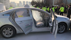 국회 앞서 택시 기사 분신…병원 이송