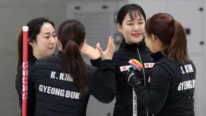 '팀킴', 연장 접전 끝에 '리틀 팀킴' 제압&hellip;결승 진출