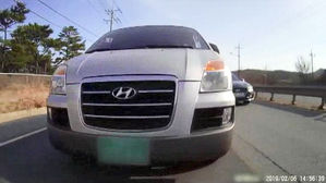 급제동&middot;급가속하며 위협 운전&hellip;뒤에서 다짜고짜 받은 승합차