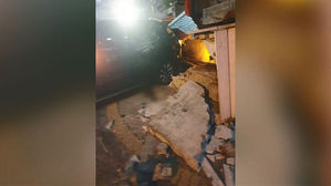 96살 운전자가 몰던 차에 행인 사망&hellip;완전히 무너진 벽