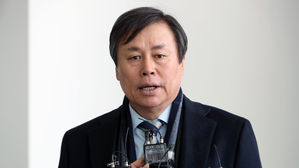 도종환 문체부 장관, 北&middot;IOC와 3자 회동 위해 스위스로 출국