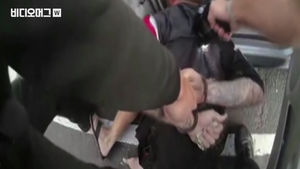 십여 차례 테이저건 사용한 미국 경찰&hellip;'고문 혐의'로 고소