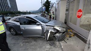 "망명 원해" 美 대사관 차량 돌진 공무원 1심 징역형 집유