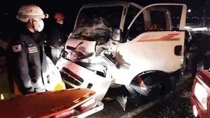 경부고속도로서 멈춰 선 화물차에 차량 3대 추돌&hellip;3명 부상