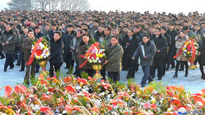 北, 김정일 생일에 "경제도 세계선진국 앞서나가야" 독려