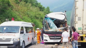 베트남서 한국 관광객 탄 버스, 트럭과 충돌&hellip;11명 부상