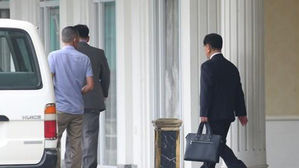 김창선 등 북한 의전팀 정장 차림 외출&hellip;미국과 협상 본격화 관측