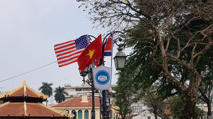 정상회담 분위기 고조&hellip;하노이 연도에 3국 국기&middot;악수 엠블럼