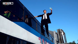 스마트폰 광고? 김정은의 정치적 선전? 북한 공중 부양 영상의 정체