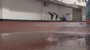 천장에서 물 '줄줄'&hellip;"1년 전 올림픽 치른 나라 맞나요?"