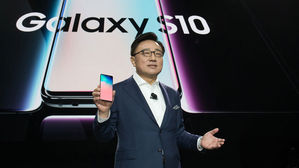 갤럭시 '폴드' 공개 현장&hellip;3분할 멀티태스킹에 탄성