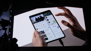 접었다 펴는 삼성 '갤럭시폴드' 공개&hellip;5월 중순 국내서 5G로 출시