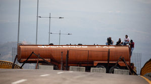 베네수엘라 국경에서 원조물품 반입 놓고 충돌&hellip;최루탄 발포&middot;시위