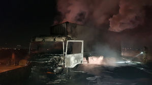 김해 중앙고속도로서 달리던 컨테이너 차량 화재