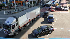 '공포의 내리막길' 부산 신모라교차로서 6중 추돌&hellip;2명 부상