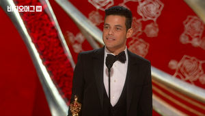 아카데미 남우주연상 '라미 말렉', 연인 루시 보인턴에 뜨거운 키스