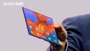 "우리 화면이 더 커" 삼성 자극한 화웨이&hellip;美 견제 반박