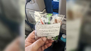 [뉴스딱] 비행기 승객에 선물 나눠준 여성&hellip;센스 돋보인 짤막 메모