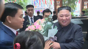 [영상] 멜리아 호텔 도착한 김정은 위원장&hellip;화동 보며 함박웃음