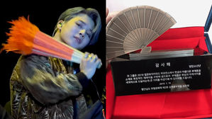 [SBS Star] BTS JIMIN Receives an Appreciation Plaque for His Fan Dance