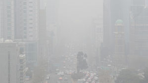 일본 아사히, 한국 미세먼지 심각성 보도&hellip;"서울은 흰 안개가 낀 상태"