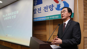 조명균 "금강산관광 단계적 접근&hellip;개성기업인 방북 美와 협의"