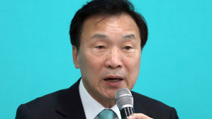 손학규 "무능하고 무책임하고 자기 정치에 바쁜 조국 물러나야"