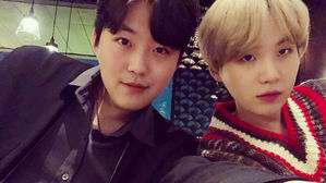 [SBS Star] BTS SUGA Snaps a Photo with His Identical Twin-like Older Brother