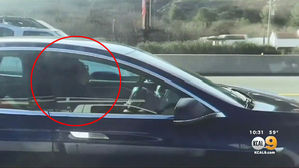 [뉴스딱] 시속 120km로 달리는 차&hellip;운전자는 안에서 '쿨쿨'