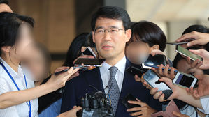 '영장 내용 윗선 보고' 수사 기밀 유출인가&hellip;신광렬 재판 시작