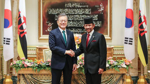 문 대통령 "평화&middot;번영 지혜 빌려달라" 브루나이 국왕 "긴밀 협력"