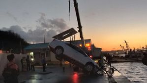 전북 군산 부둣가에서 승용차 바다로 추락&hellip;60대 운전자 사망